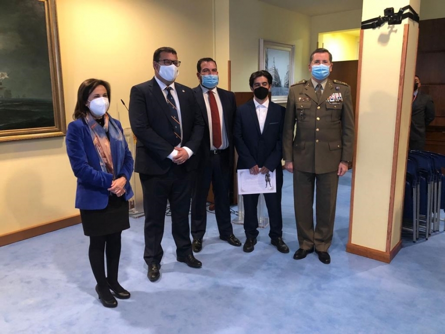 Los rondeños, junto a la ministra de Defensa Margarita Robles y el JEME, Amador Enseñat
