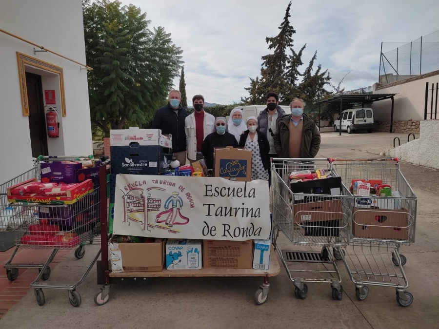 Varios representantes de la Escuela Taurina junto al torero Javier Orozco han hecho entrega de los productos.