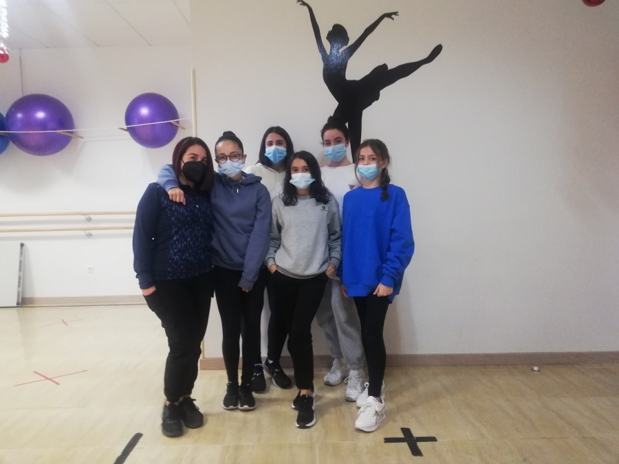 Alumnas de la escuela junto a su profesora