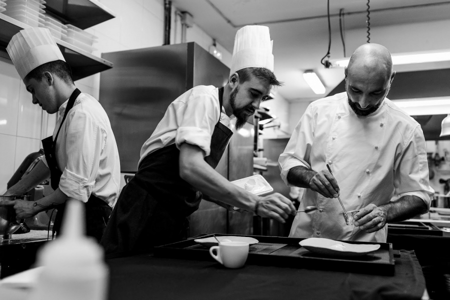 El chef Benito Gómez en la cocina del restaurante rondeño