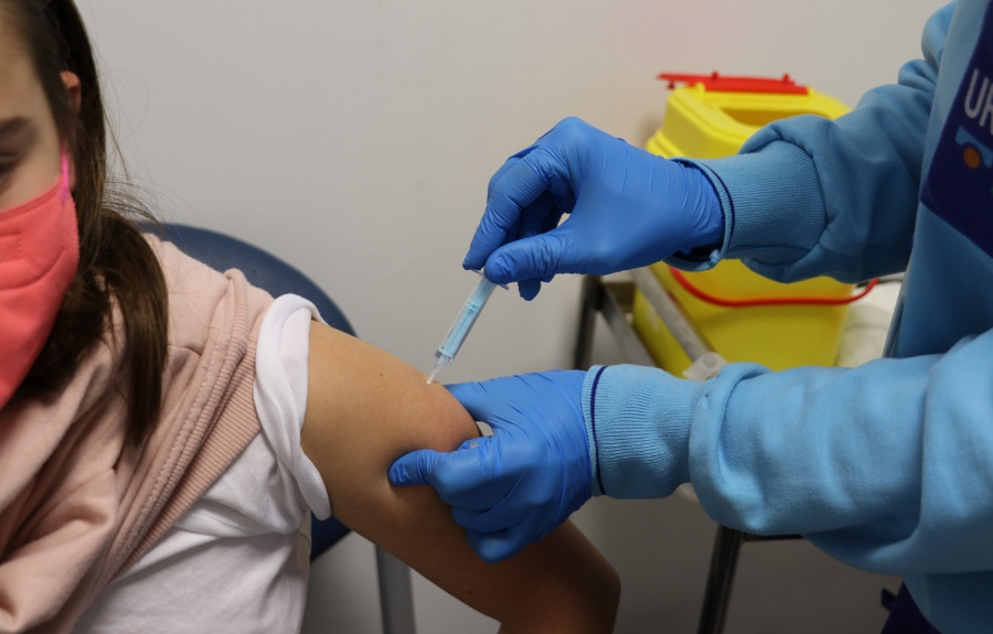 Unos 200 niños recibieron ayer su primera dosis de la vacuna contra el COVID-19 en el salón de actos del Hospital Comarcal.