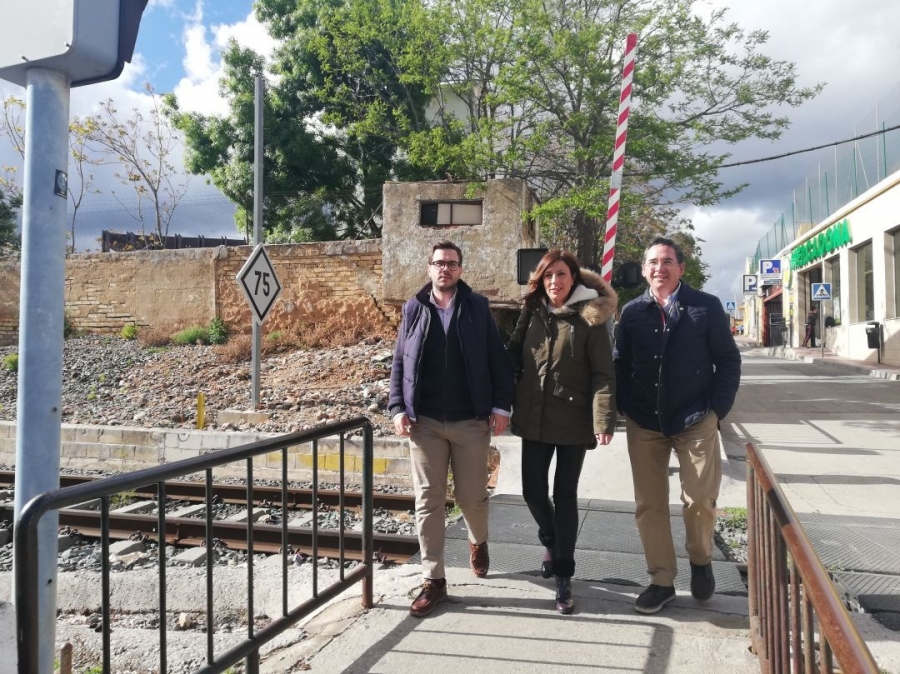 Los populares Ángel Martínez, Mari Paz Fernández y Daniel Castilla en el paso a nivel de El Fuerte (archivo).