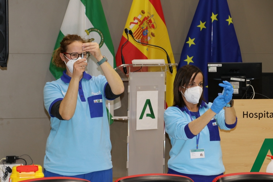 El personal sanitario administra las primeras dosis de Pfizer a niños de entre 9 y 11 años en el salón de actos del Hospital Comarcal.