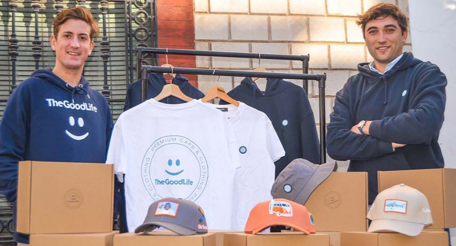 Manuel y José María posan con algunos productos de la línea.