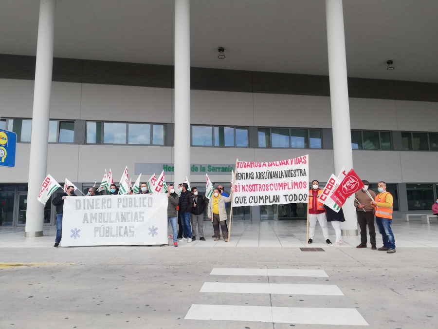 La protesta, que ha comenzado pasadas las 11.00 horas en la puerta del Hospital de Ronda, se ha prolongado hasta las 13.30 horas
