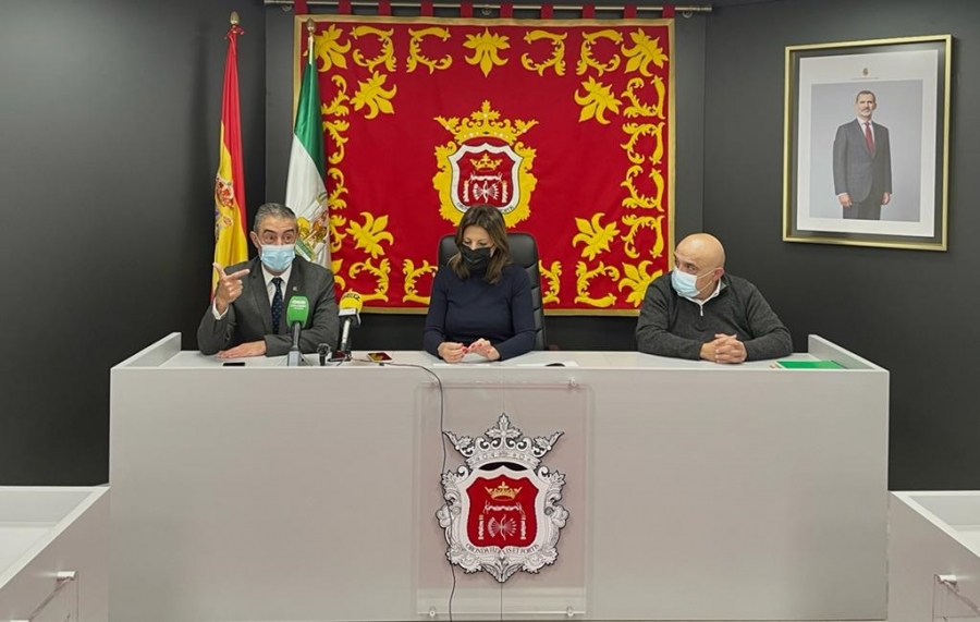 La regidora, acompañada del delegado de Urbanismo, Jesús Vázquez, y el responsable del equipo redactor del documento, Juan Carlos García de los Reyes.