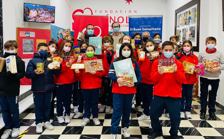 Los alumnos, junto al director del colegio, han entregado los productos este jueves al vicepresidente de la asociación, Juan Gamero, y el tesorero, Juan Alcalá