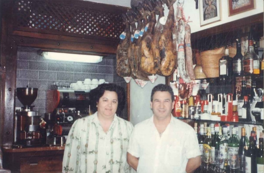 Rafael y Paqui, gerentes del Bar Maestro, en una imagen tomada en 1996.