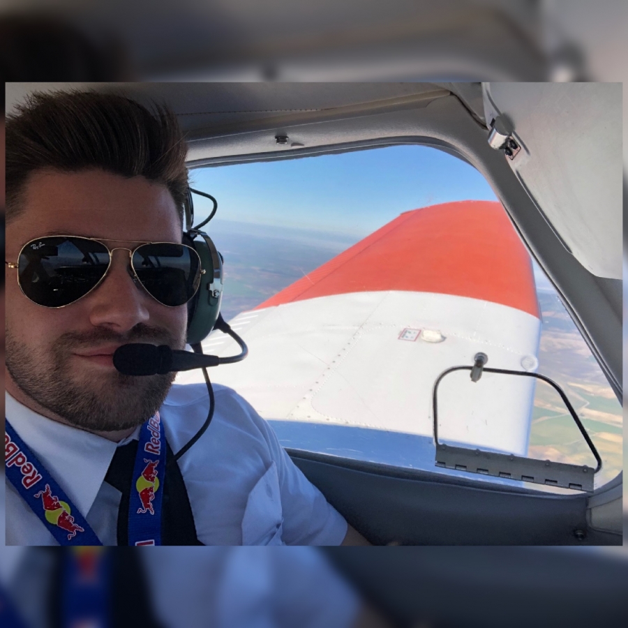 Anillo pidió una excedencia para formarse como piloto con una aerolínea española.