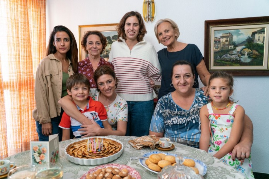 La directora rondeña con parte del elenco de Los Buenos Modales.