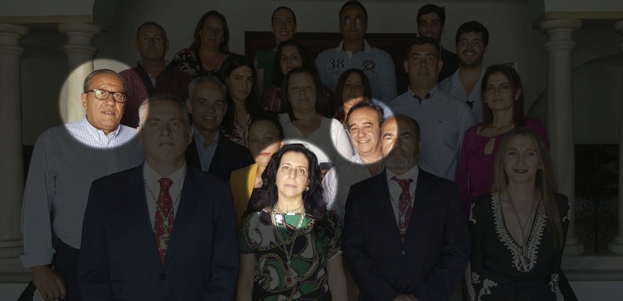 Antonio Pacheco, a la izquierda, en una imagen de grupo de Alianza Por Ronda en la que aparecen también Josefa Valle y su hermano, Antonio