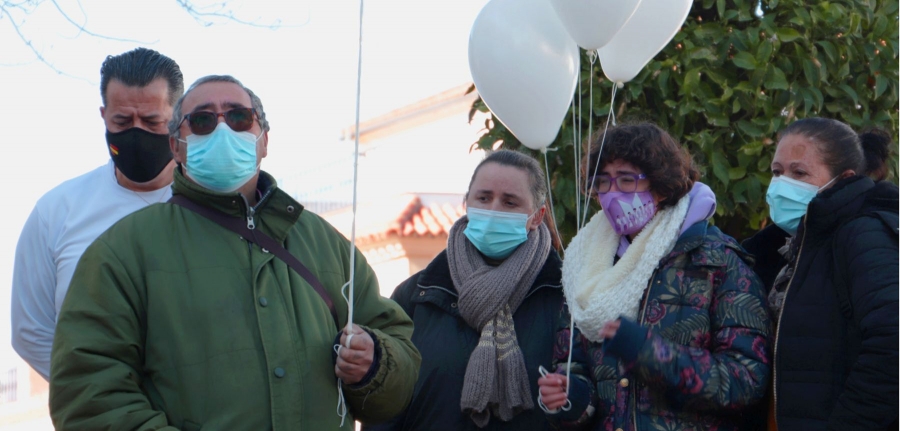 Imagen de los familiares de María Esther en la plaza del Ayuntamiento de Arriate