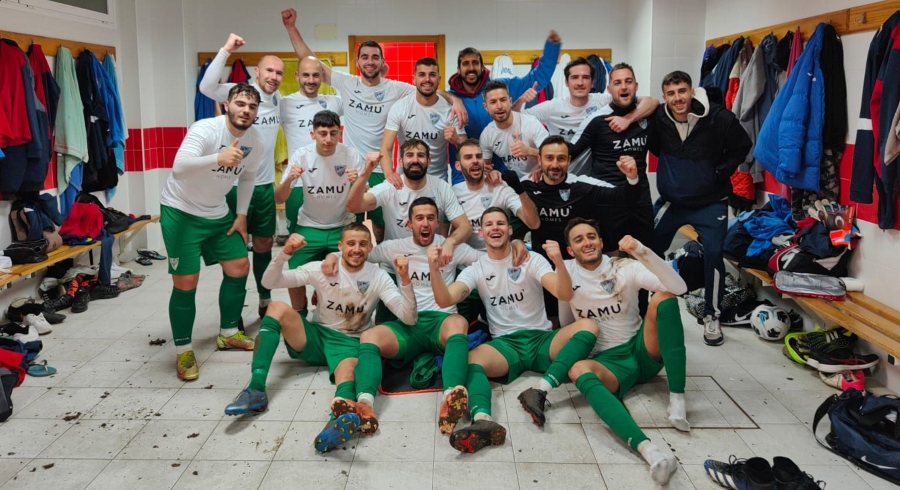 Los rondeños, celebrando su triunfo de ayer, en un partido en el que Chikini marcó un triplete