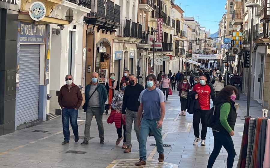 El uso de mascarillas en exteriores sigue siendo obligatorio, mientras no se respete la distancia interpersonal.