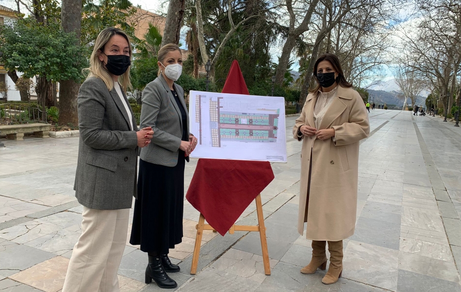 La alcaldesa de Ronda, Mª Paz Fernández, acompañada de las delegadas municipales de Contratación, Mª Carmen Martínez, y Cultura, Alicia López, fue la encargada de presentar el proyecto en la jornada de ayer en la propia Alameda