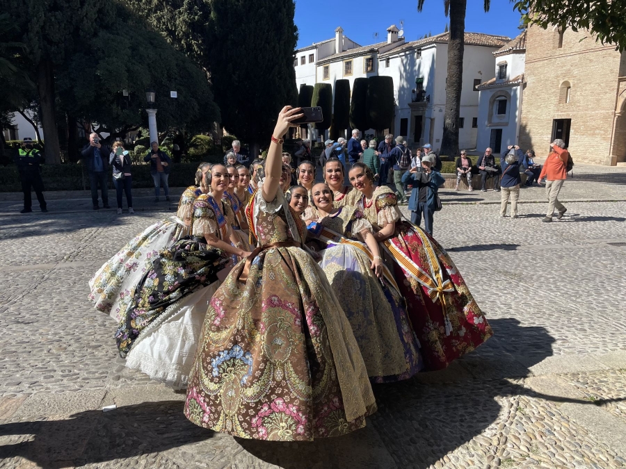 La Fallera Mayor, Carmen Carbonell y su corte han llamado muchísimo la atención de rondeños y turistas