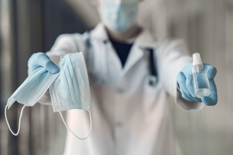 Las autoridades sanitarias siguen recomendando el uso de mascarillas en interiores y el lavado frecuente de manos para prevenir posibles contagios.