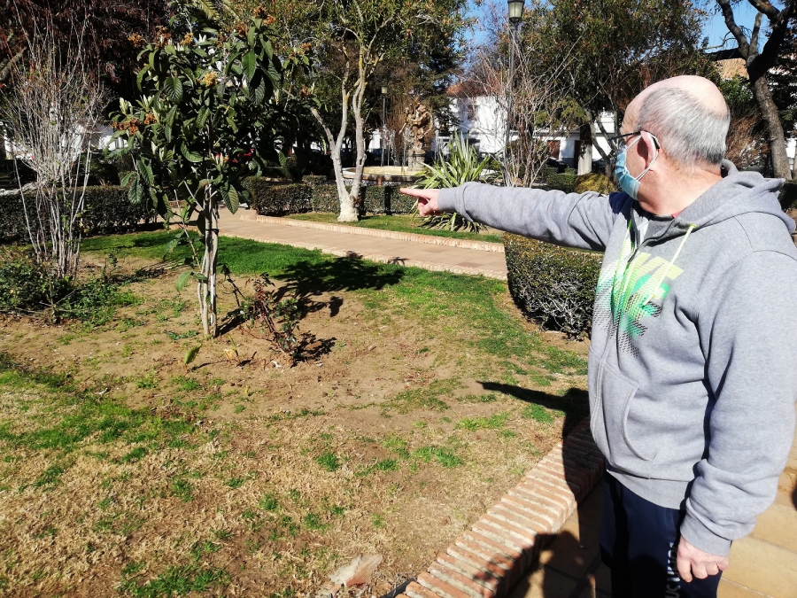 Pepe, vecino de la plaza de San Cristóbal, nos muestra el lamentable estado en el que se encuentran los jardines debido a los excrementos de las mascotas
