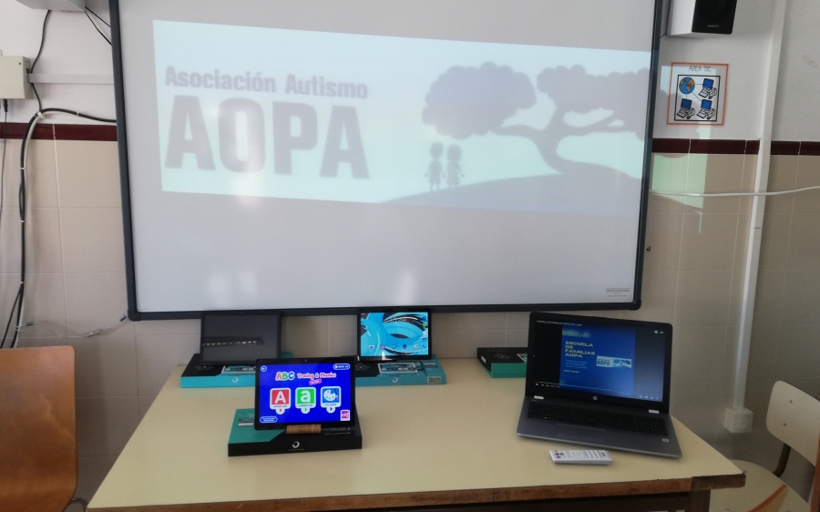 AOPA ha instalado una zona TIC en una de las aulas asignadas al colectivo en el Centro Cívico María Matilde Schemm