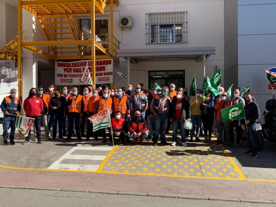 Más de una treintena de trabajadores se concentraron este martes frente al centro de salud Ronda Norte