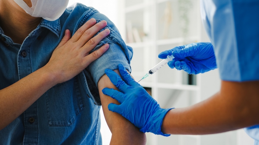 La cuarta dosis de la vacuna ya se administra a pacientes con inmunosupresión, como ha dado a conocer el portavoz del gobierno andaluz, Elías Bendodo.