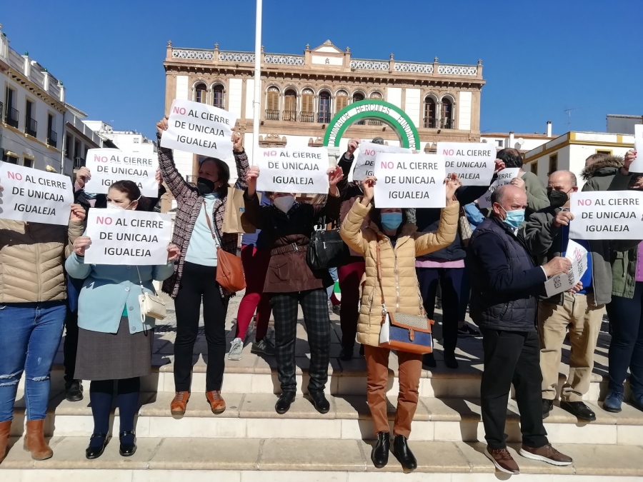 La pasada semana una veintena de vecinos de Igualeja se desplazaron a Ronda para protestar contra el cierre de oficinas.