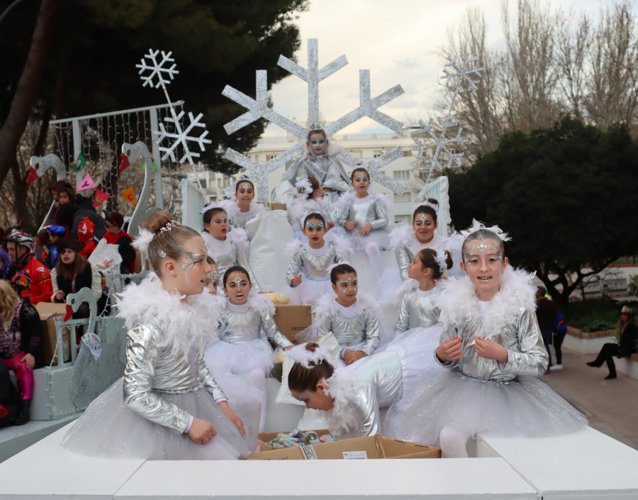La Reina Infantil, Daniela Orozco, y sus acompañantes minutos antes del comienzo el desfile de la Fantasía en la tarde del sábado