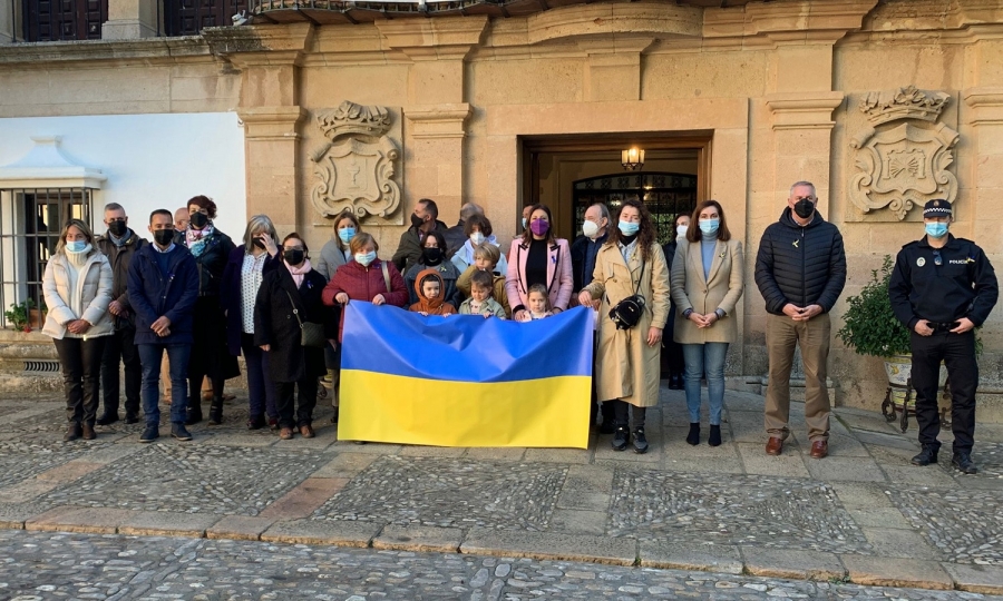 Representantes de la Corporación Municipal se han unido en un minuto de silencio por las víctimas que deja la guerra en Ucrania.
