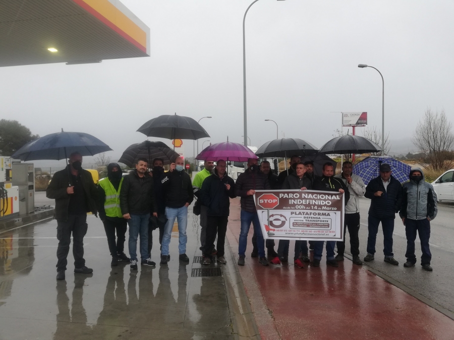 Una veintena de transportistas se han concentrado este lunes en el polígono industrial de Ronda