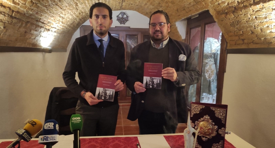 Muñoz presentó la obra en la Casa Hermandad de Los Gitanos junto al Hermano Mayor Juan Vega.