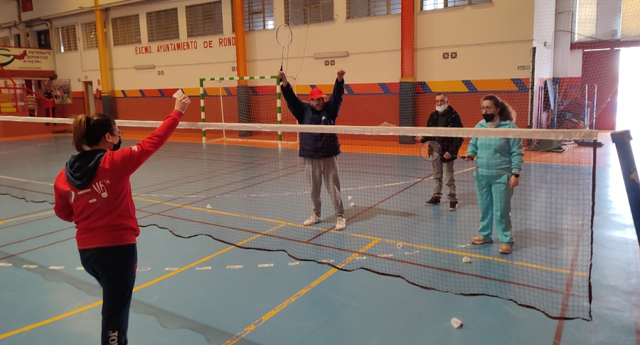 Daniel, Carlos y Laura, usuarios de Fundación Asprodisis, practican los golpes con su monitora en una de las pistas de El Fuerte