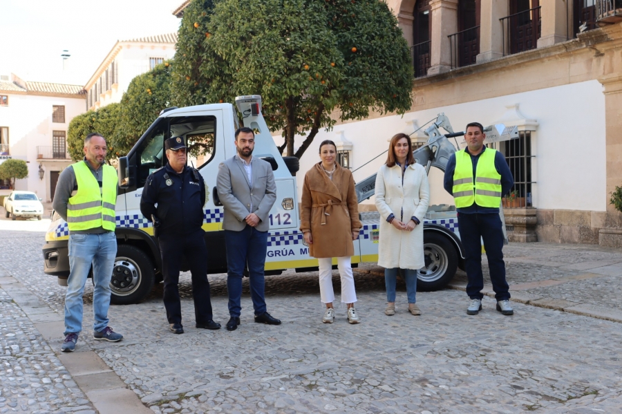 La nueva grúa adquirida por el Ayuntamiento de Ronda es menos contaminante y más eficiente.