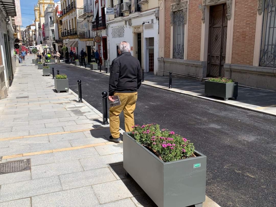 Un vecino camina por las nuevas aceras de la céntrica vía