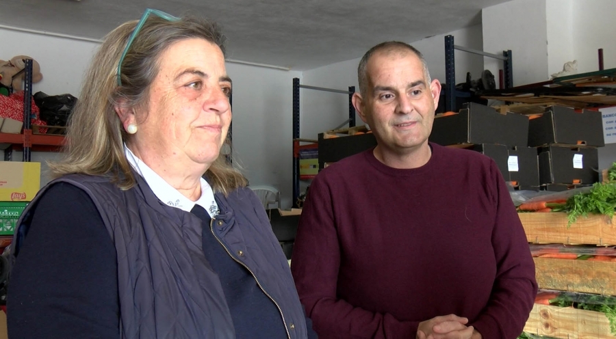 Pepi y Juan en el almacén de la asociación, ubicado junto al recinto ferial.