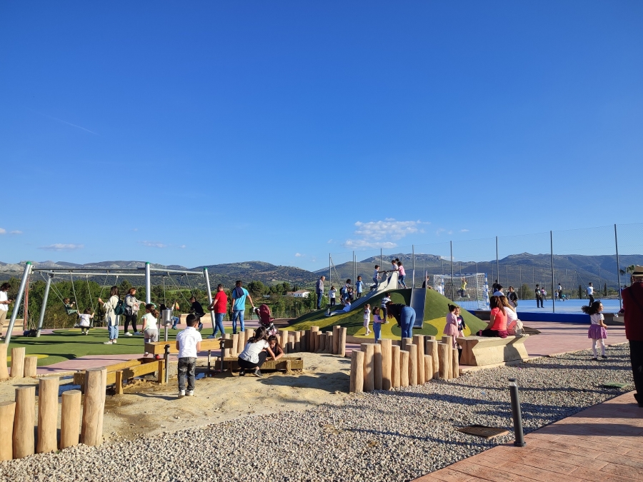 Muchos menores disfrutaron el pasado viernes por la tarde de los nuevos juegos infantiles