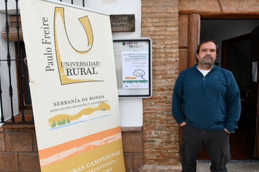La sede de la institución se encuentra en la calle Moraleda de Benalauría.