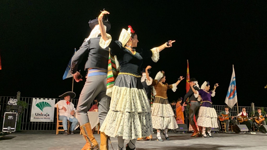 Los Coros y Danzas de Ronda durante su actuación en la gala del domingo