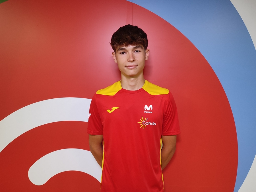 El joven rondeño con la camiseta oficial de la Real Federación Española de Ciclismo.