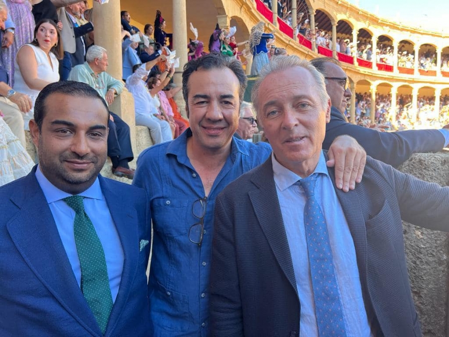 A la izquierda de la imagen el empresario español-hindú Kabir C. Sukhwani junto al cantante sevillano José Manuel Soto.
