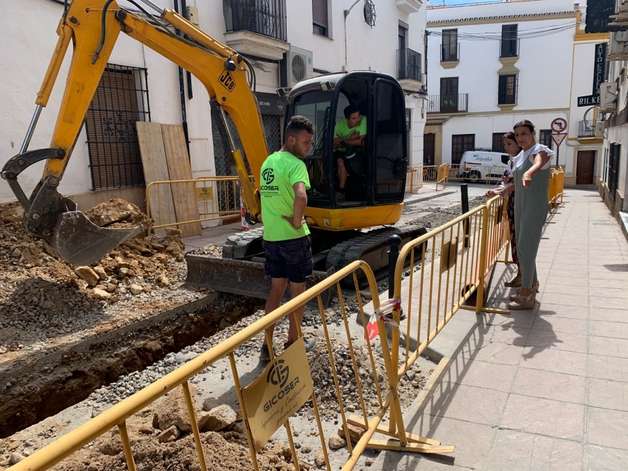 Las actuaciones contemplan la renovación del colector ubicado en esta céntrica vía y la reparación del pozo de la zona.