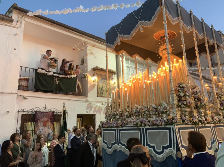Petalada a la Virgen durante la salida desde su templo