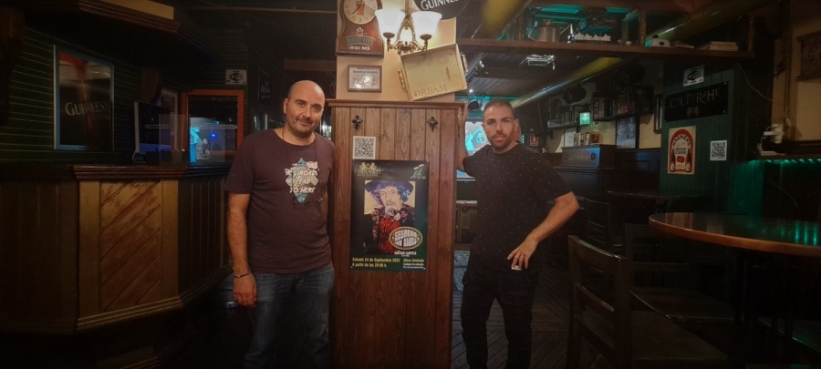 A la izquierda Juani García junto a uno de los empleados del pub.