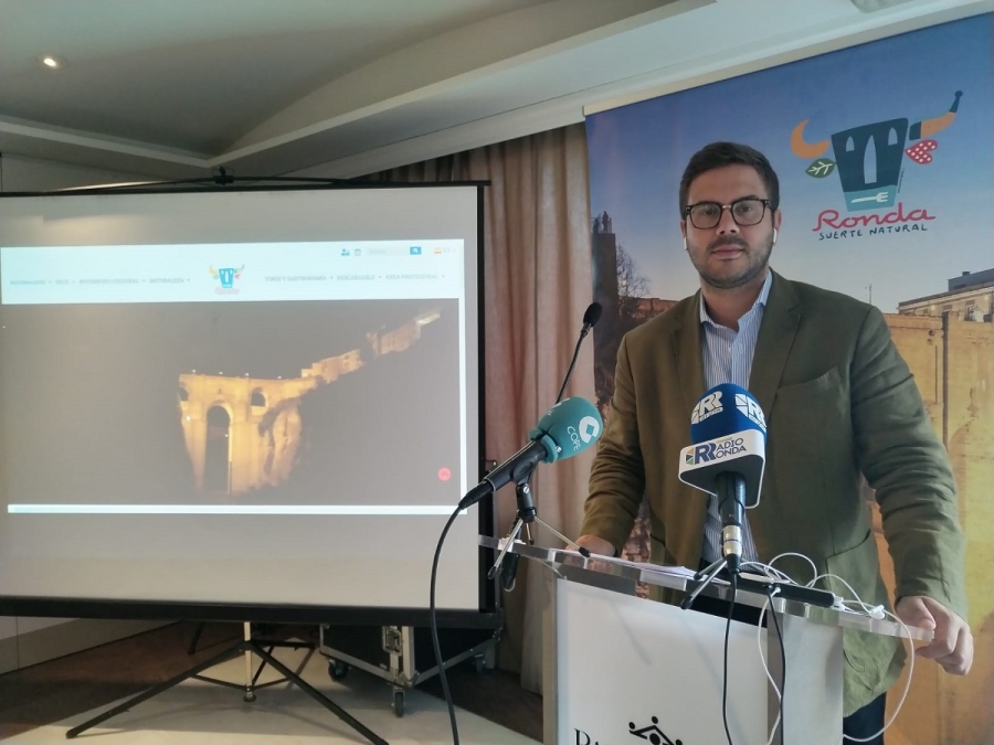 Ángel Martínez ha presentado esta mañana el nuevo portal de Turismo de Ronda en un encuentro con empresarios locales.