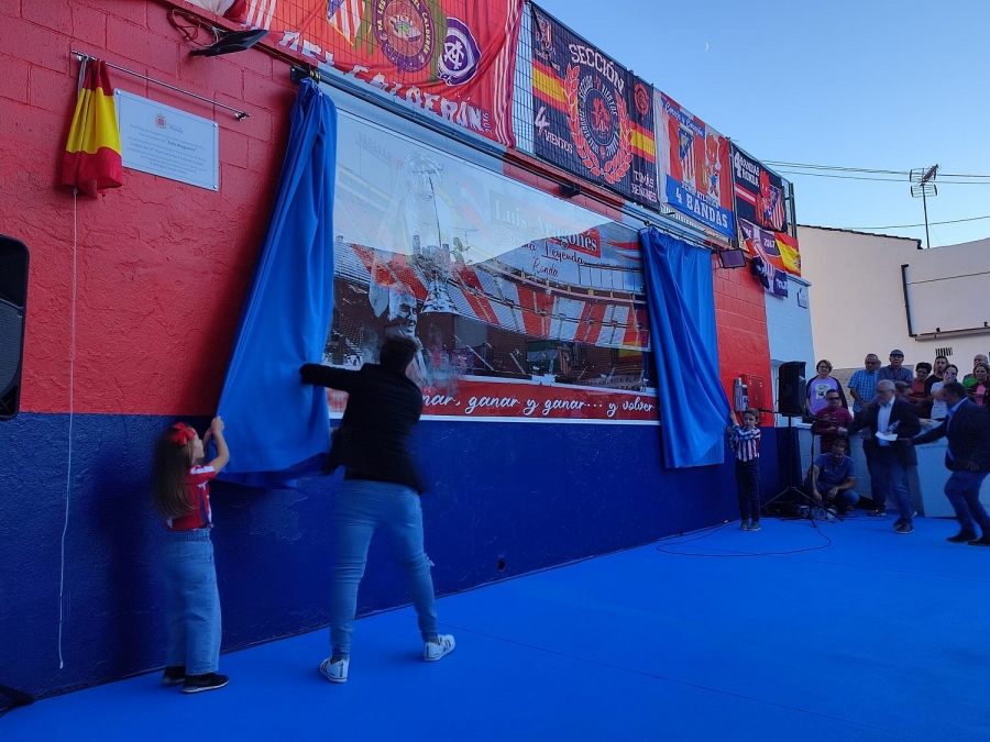 Nicolás y Leire, dos pequeños aficionados, fueron los encargados de descubrir el mural en memoria del Sabio de Hortaleza