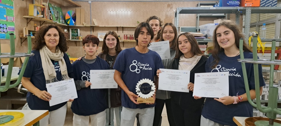 Los alumnos posan con sus reconocimientos junto a la docente Mercedes Ávila, una de las tutoras de los proyectos presentados.