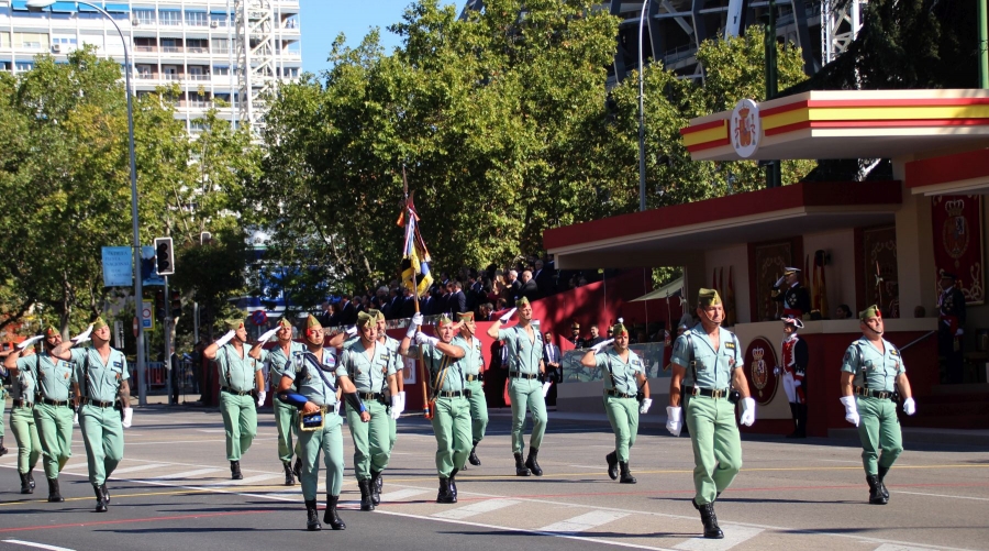 El coronel José De Meer ha encabezado el desfile de los legionarios de Ronda