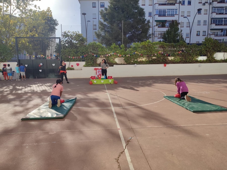 Se está desarrollando en el patio del centro educativo, donde los menores están aprendiendo a realizar masajes cardíacos.