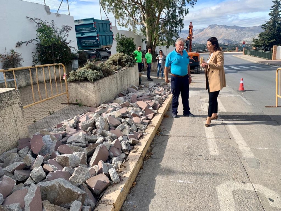 Los trabajos han comenzado en la calle Fernando de los Ríos, donde se está renovando el acerado.