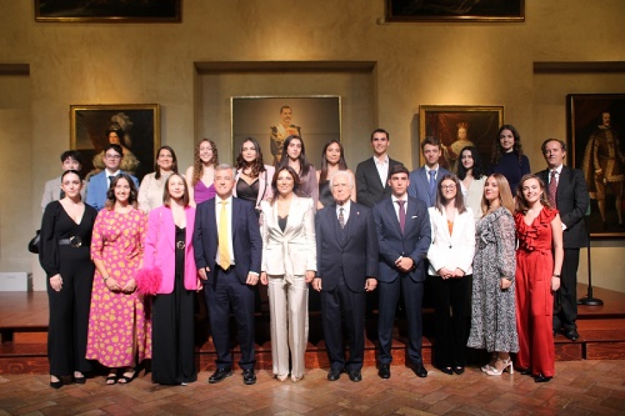 Foto de familia en el acto de entrega de becas