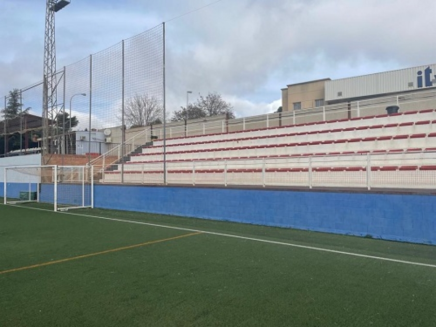 La obra consistirá en la construcción de una cubierta, una estructura de cerramiento, la pavimentación y la instalación eléctrica